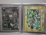 deux tableaux accrochés au mur des toilettes publiques