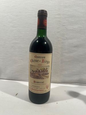 une bouteille de vin posée sur une table