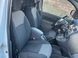 l'intérieur d'une voiture, la portière ouverte et le siège conducteur relevé
