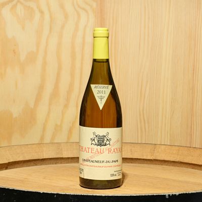 une bouteille de vin posée sur un tonneau