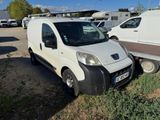 une camionnette blanche garée sur un terrain
