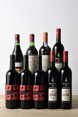 plusieurs bouteilles de vin posées sur une table en bois