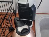 une cafetière posée sur un plan de travail à côté d'un évier
