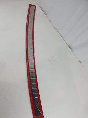 un gros plan sur un feu arrière rouge et blanc d'une voiture, sur une surface blanche