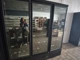 une personne assise sur une chaise dans une pièce dotée d'une grande fenêtre