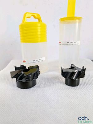 deux gobelets en plastique et un gobelet en plastique avec un couvercle jaune