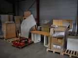 beaucoup de cartons qui sont entreposés dans un entrepôt