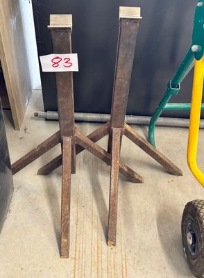 trois poteaux en bois placés les uns à côté des autres