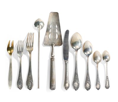 PARTIE DE MÉNAGÈRE RECOMPOSÉE En argent, à modèle rocaille. …