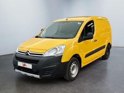 une camionnette jaune Citrole garée dans une pièce blanche au sol noir