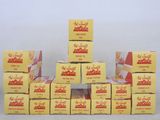 plusieurs cartons de sodas empilés les uns sur les autres sur une table