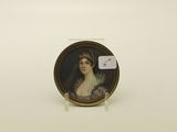 un portrait miniature représentant une femme vêtue d'une robe violette