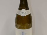 une bouteille de vin posée sur une table