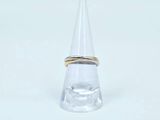 un cône en verre transparent surmonté d'un anneau doré