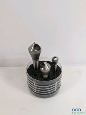 un petit objet métallique qui se trouve dans une casserole