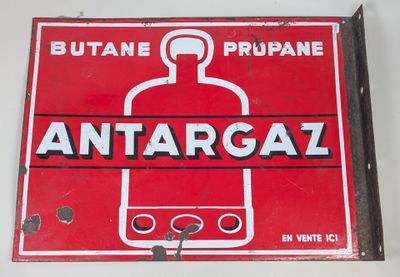 un panneau rouge sur lequel figure l'image d'un Antargaz