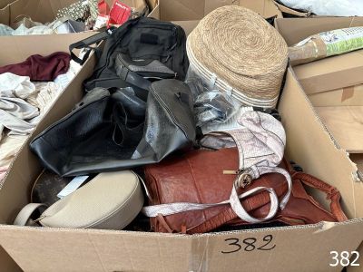 une boîte en carton remplie de nombreux modèles de sacs à main