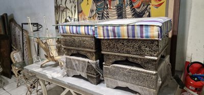 deux boîtes posées sur une table