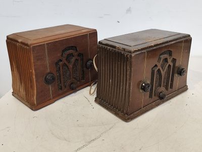 une paire de radios anciennes en bois, dotées d'un cadran de chaque côté