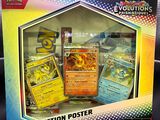 La boîte contient une collection de cartes Pokémon.