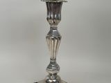une lampe de table ancienne plaquée argent sur fond blanc