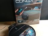 quelqu'un joue à un jeu vidéo avec une manette devant une console