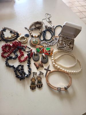 Lot de bijoux divers ,1 croix en argent 800, 1 collier en Co…