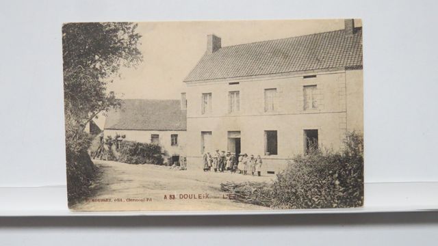 Arfeuille-Châtain : Douleix. L’École (Dumousset A 83). B.E. Carte...