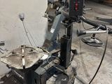 une machine posée sur le sol d'une pièce