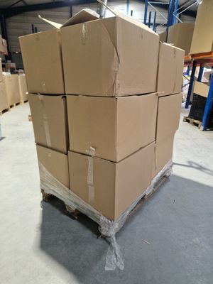 une grande pile de boîtes sur une palette dans un entrepôt