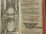 un livre ouvert avec, au milieu, l'image d'une statue