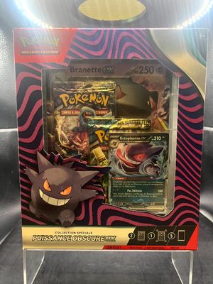 une boîte de cartes Pokémon dans une vitrine