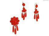 une paire de boucles d'oreilles en corail rouge et un pendentif