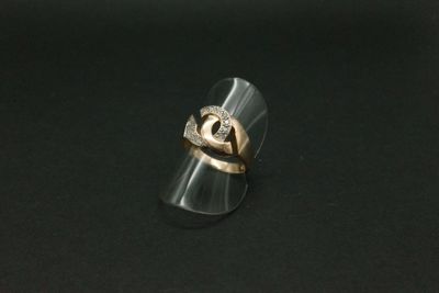 Bague en or jaune 750°/°°, poinçon tête d'aigle, ornée de de…