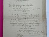 un gros plan d'un morceau de papier sur lequel on a écrit