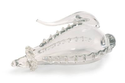 une sculpture en verre représentant un coquillage sur un fond blanc