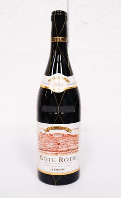 une bouteille de vin posée sur une table