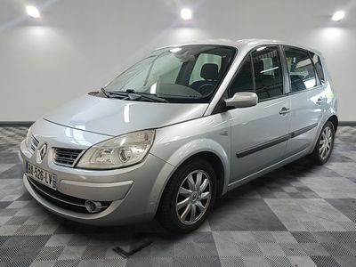 la photo d'une voiture argentée garée dans une salle d'exposition