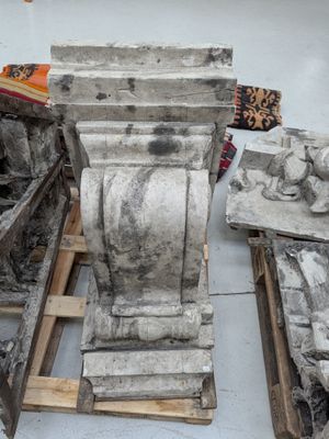 de nombreux morceaux de béton posés sur des palettes au sol