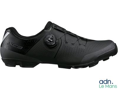 La chaussure est noire et possède une semelle en caoutchouc et une semelle en caoutchouc.