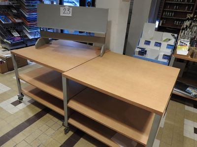 un bureau sur lequel est posé un ordinateur, dans un magasin