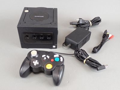 une manette de jeu vidéo et une boîte de jeu posées sur une table