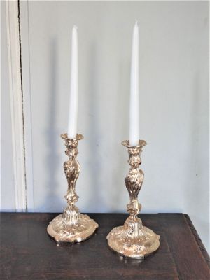 deux bougies posées sur une table