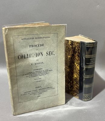 deux livres posés l'un à côté de l'autre sur une surface blanche