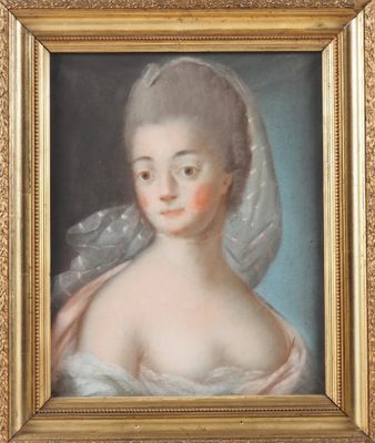 portrait d'une jeune femme vêtue d'une robe blanche et d'un voile