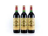 trois bouteilles de vin posées sur une surface blanche