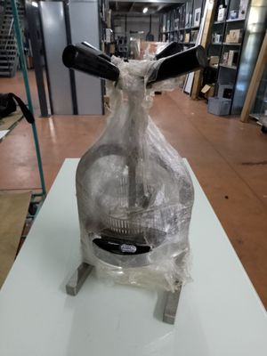 un sac en plastique posé sur une machine posée sur une table