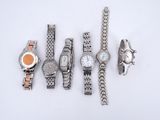 un grand nombre de montres posées sur une table