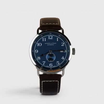 une image d'un gros plan d'une montre-bracelet sur un fond blanc