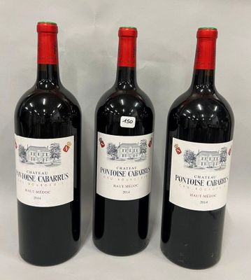 trois bouteilles de vin sont alignées sur une surface blanche